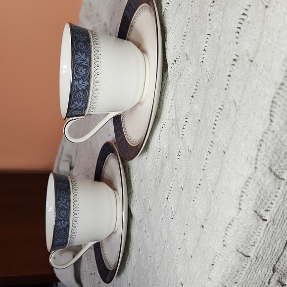 🕸Vintage Royal Doulton English Bone China 2 Set Tea Cups with Saucers - Picture 1 of 10